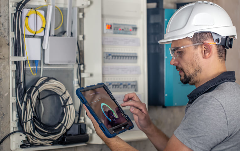 Técnico mexendo no sistema trifásico