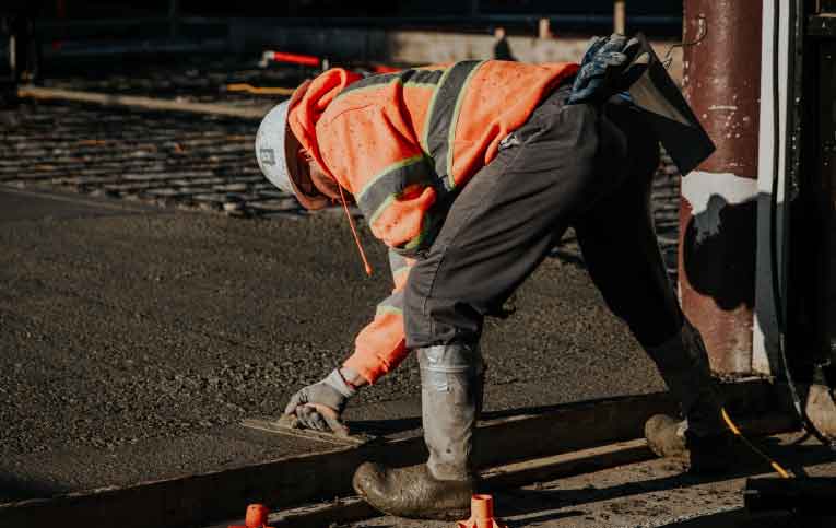 Trabalhador em obra - saiba a diferença entre cimento e concreto