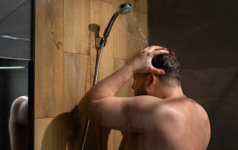 Homem no banho - como aumentar pressão do chuveiro