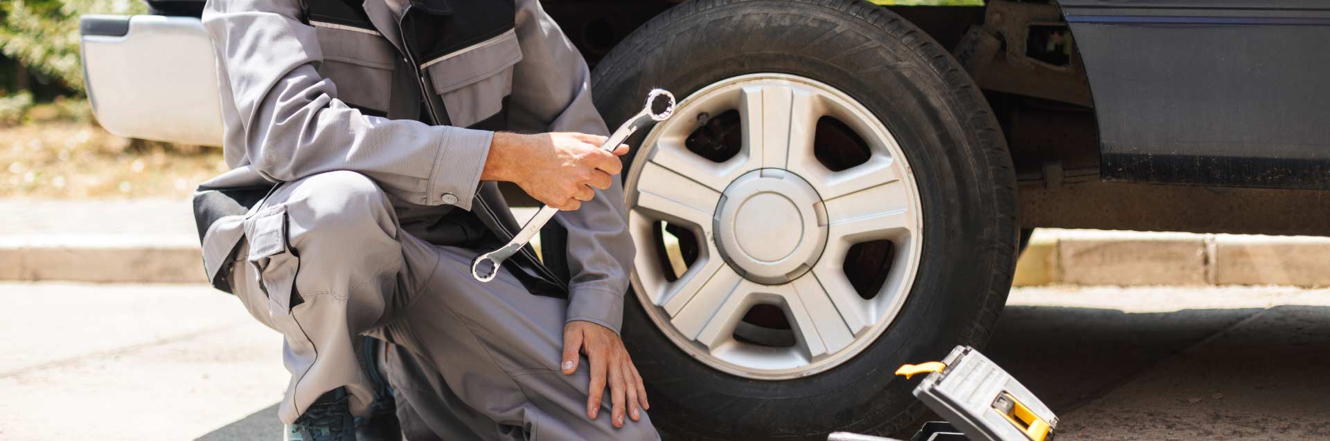 Como trocar um pneu furado no meu carro? Confira o passo a passo