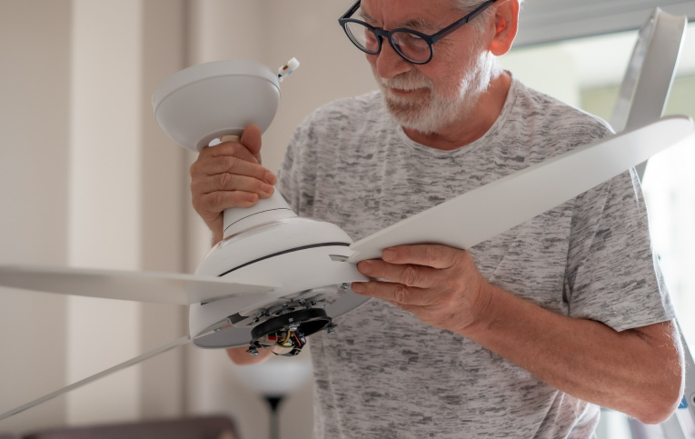 Homem ensinando a como instalar um ventilador de teto